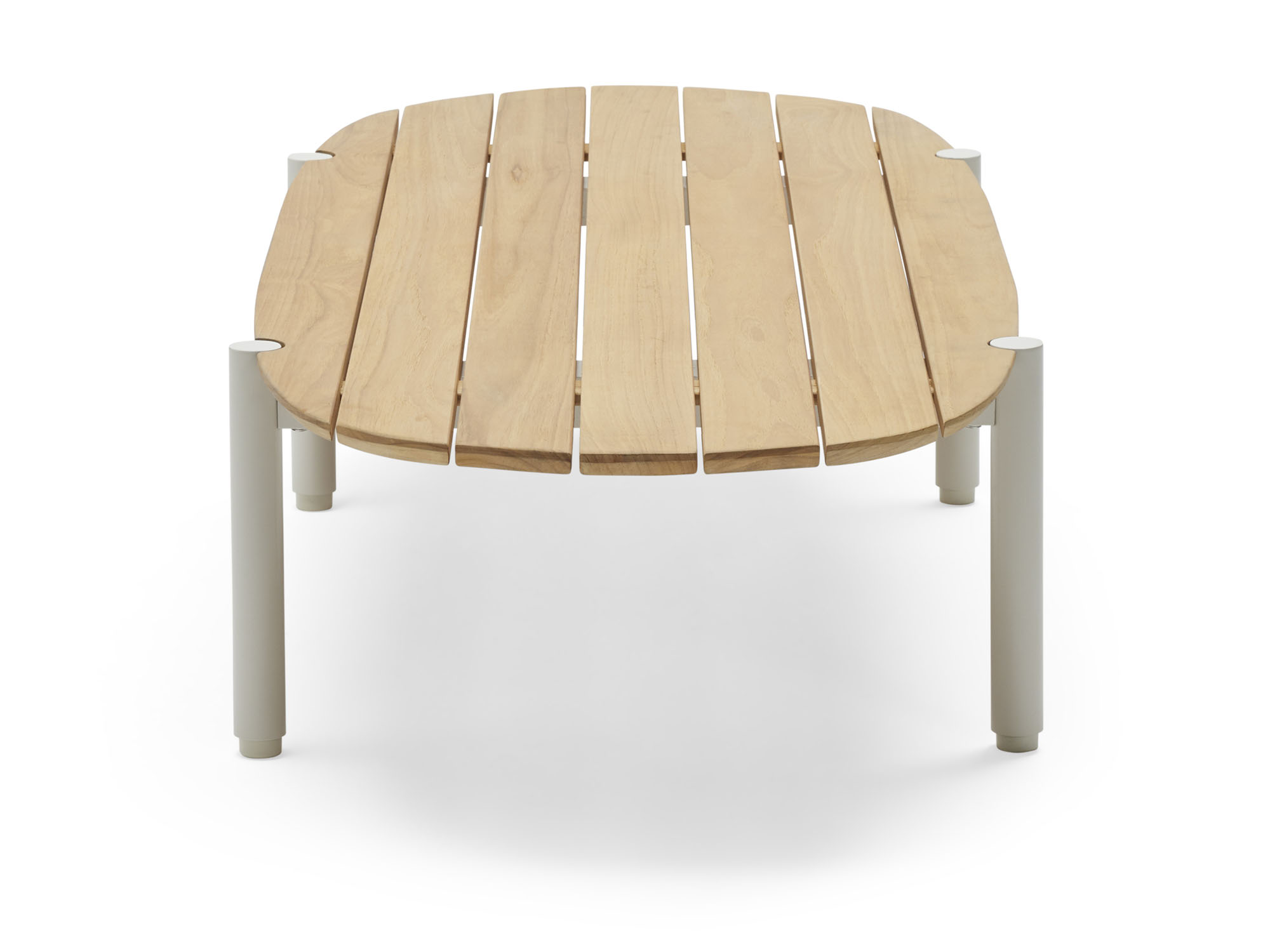 Vue latérale d'une table basse d'extérieur ovale en bois avec pieds blancs